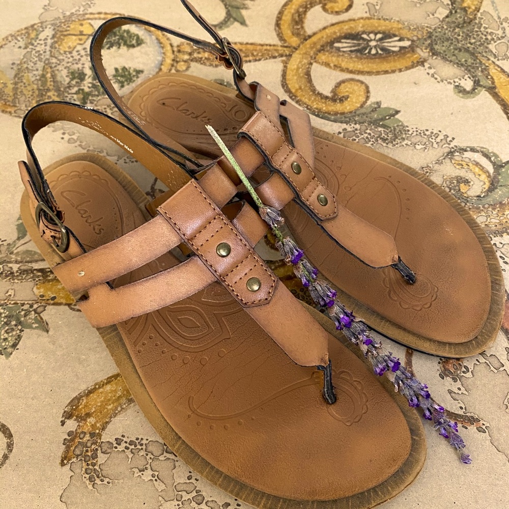 Clarks size 8 sandals, like new!  Super comfy